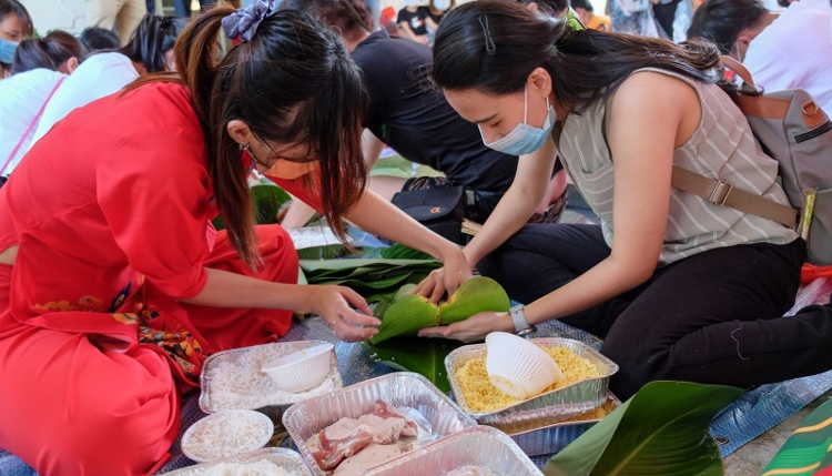 A Tet cake making contest for Vietnamese people in Singapore